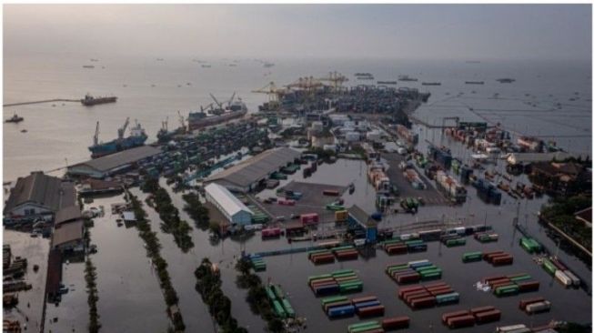 Terminal Petikemas Semarang Banjir Rob 1 Meter, Akses Jalan Masih Bisa Diterabas