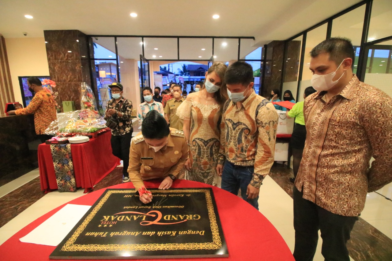 Bupati Karolin Dongkrak Ekonomi Landak Lewat Sektor Perhotelan