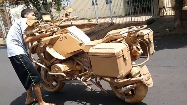 Modifikasi Tiruan Moge BMW Bahan Baku Kardus