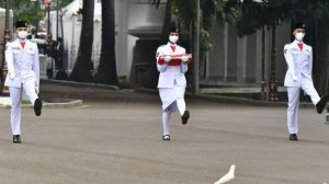 Pakai Jas, Presiden Jokowi Pimpin Upacara Penurunan Bendera