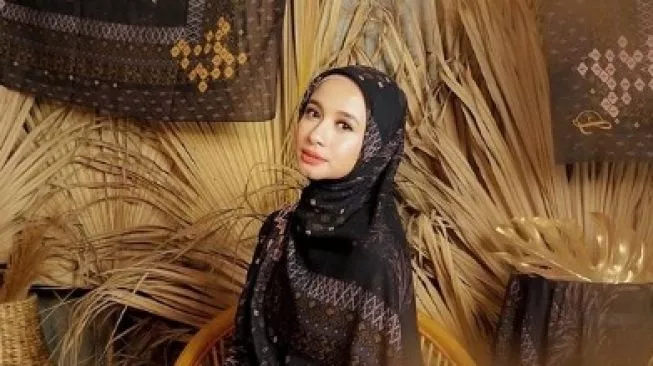 Laudya Cynthia Bella Pakai Tas Mewah Dior Rp 91 Juta