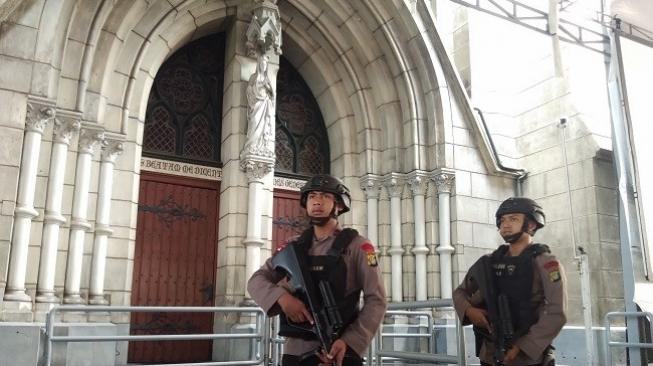 Jelang Misa Natal, Tim Gegana Sisir Gereja Katedral