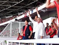 Gaya ‘Couple’ Jokowi dan Iriana Saat Nonton Timnas Indonesia di GBK
