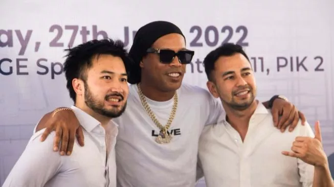 Ronaldinho Resmikan RANS Prestige Sportstainment Milik Raffi Ahmad
