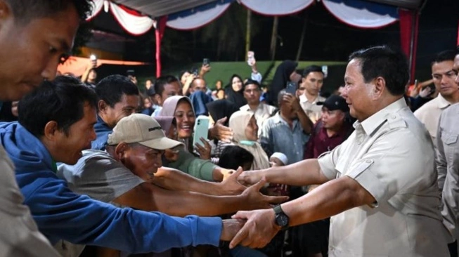 Layar Tancap di Batang Toru: Cara Sederhana Prabowo Melepas 2025 Bersama Korban Bencana