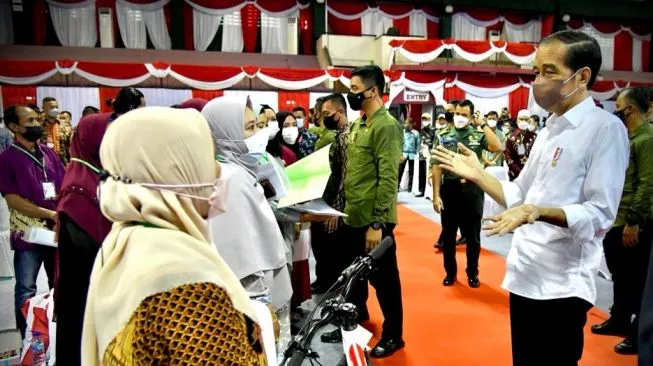 Jokowi Kembali Bagi-bagi Sepeda, Warga Ditanya Soal Pancasila Hingga Prokes