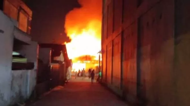Kebakaran Pabrik Cat Tewaskan 11 Orang, Mayat Sulit Diketahui