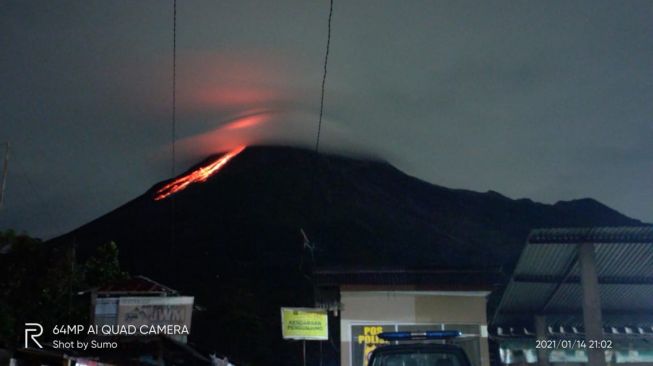 Merapi Muntahkan 36 Kali Lava Pijar Pagi Tadi