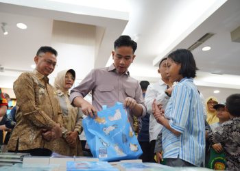 Wapres Gibran Belanja Buku Bersama Anak Yatim di Ayani Megamal Pontianak