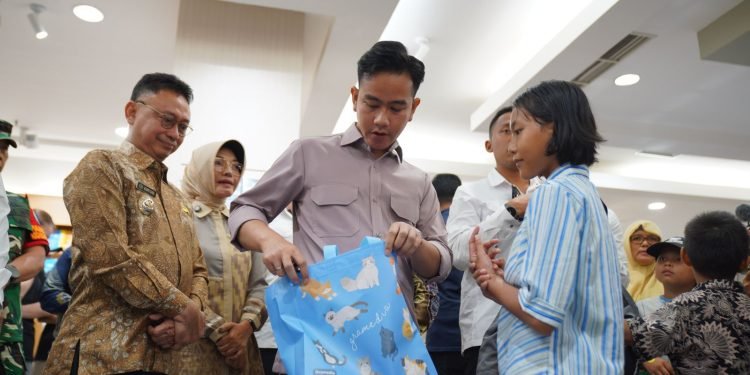 Wapres Gibran Belanja Buku Bersama Anak Yatim di Ayani Megamal Pontianak