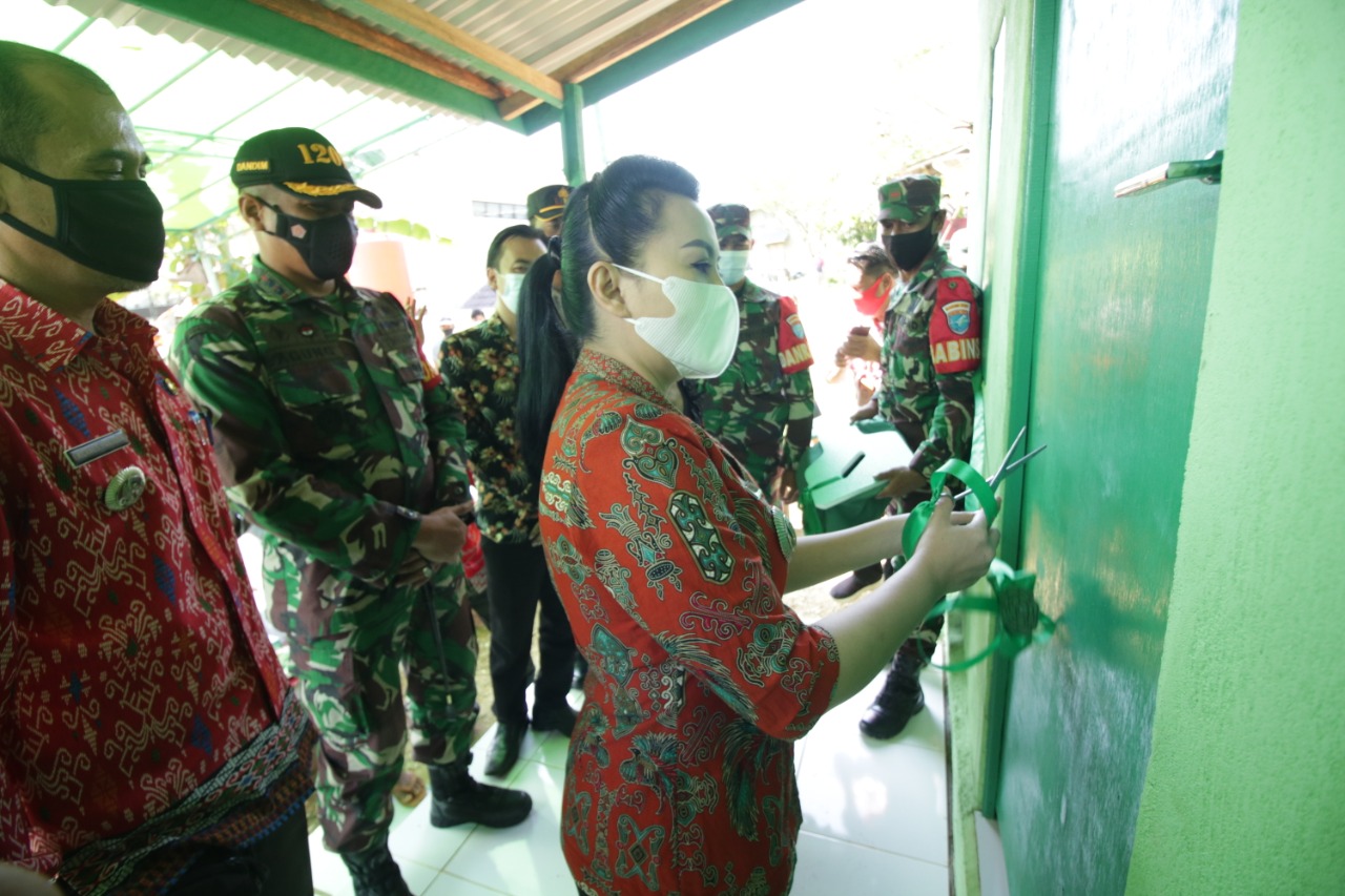 Dandim 1201/Mempawah Serahkan Bantuan Bedah Rumah, Bupati Landak: Terima Kasih TNI