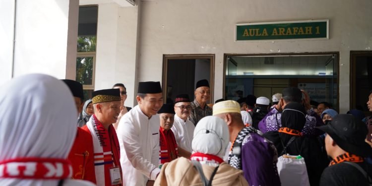 131 Jemaah Haji Kapuas Hulu Tiba di Batam, Bupati Fransiskus Diaan Sambut Langsung