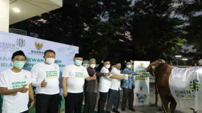 Kemenkop dan UKM Serahkan Hewan Kurban Melalui Baznas dengan Prinsip Aman Syari