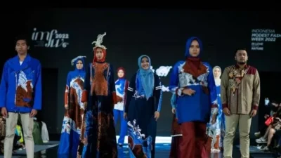 Desainer Lia Afif Hadirkan Modest Fashion Bernuansa Batik