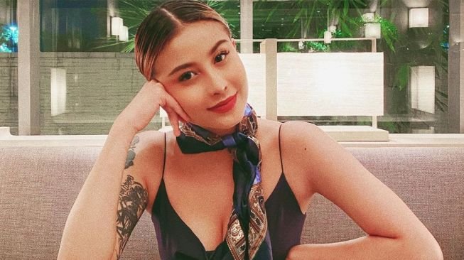Tak Terima Disindir Awkarin, Denise Chariesta Ngamuk