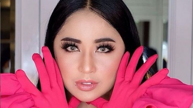 Dua Kali Positif Covid-19, Dewi Perssik: Gejalanya Demam hingga Ruam Merah