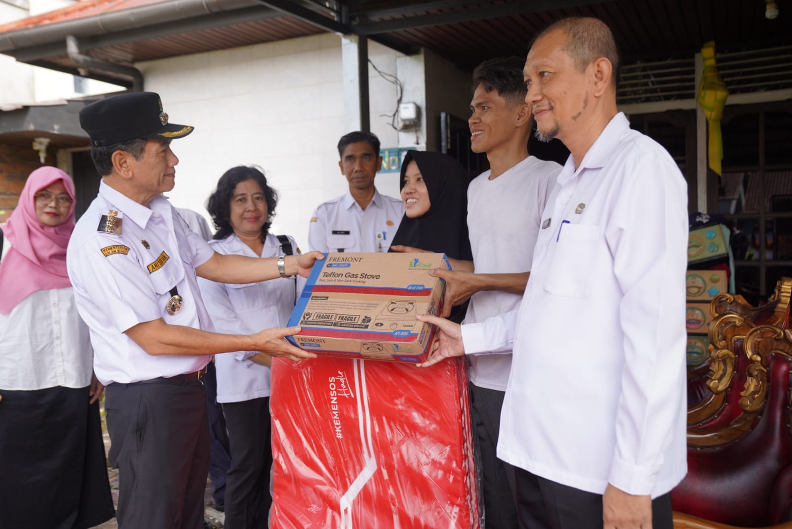 Pemkot Bantu Sandang dan Pangan Korban Kebakaran Gg Kurnia Sari