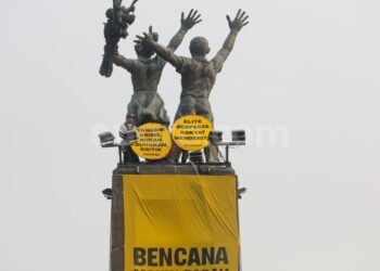 Enam Aktivis Greenpeace Dibebaskan Usai Delapan Jam Diperiksa Polda Metro Jaya