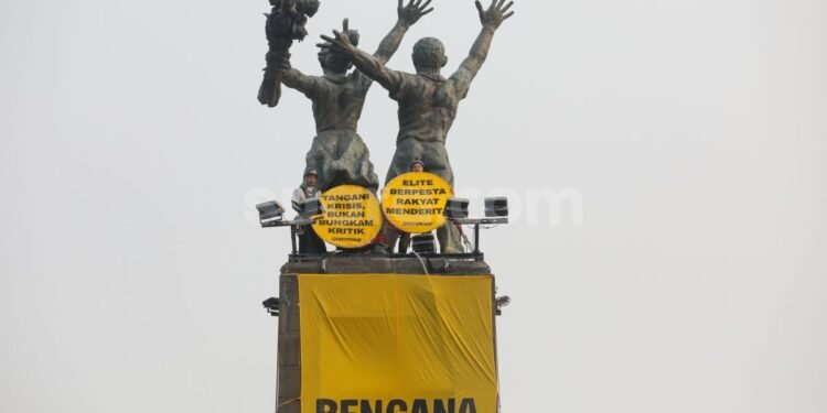 Enam Aktivis Greenpeace Dibebaskan Usai Delapan Jam Diperiksa Polda Metro Jaya