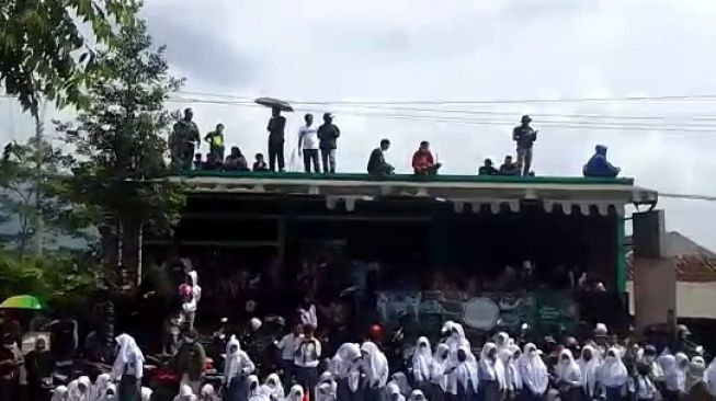 Momen Haru Warga Menantikan Iring-iringan Jenazah Eril: Naik ke Atap sampai Anak-anak Sekolah Meluber ke Jalanan