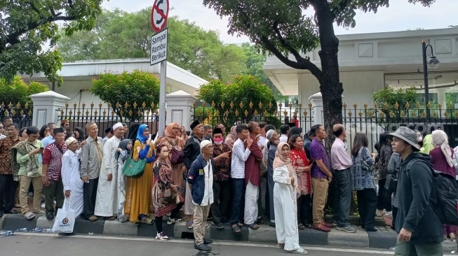 Ribuan Warga Antre Hadiri Open House Jokowi