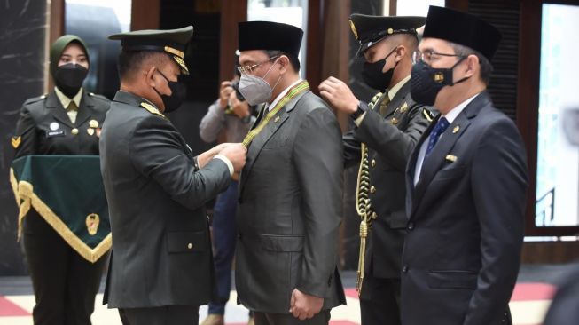 KSAD Berikan Tanda Kehormatan Negara Bintang Kartika Eka Paksi kepada Ketua BPK