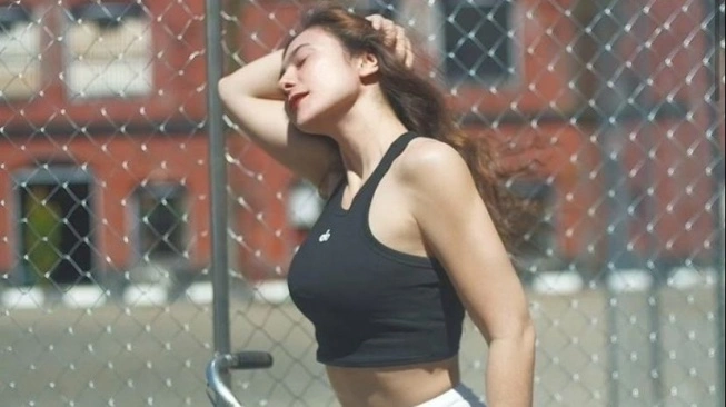 Wulan Guritno Posting Foto Sepedaan Pake Sport Bra Waktu di Kebumen