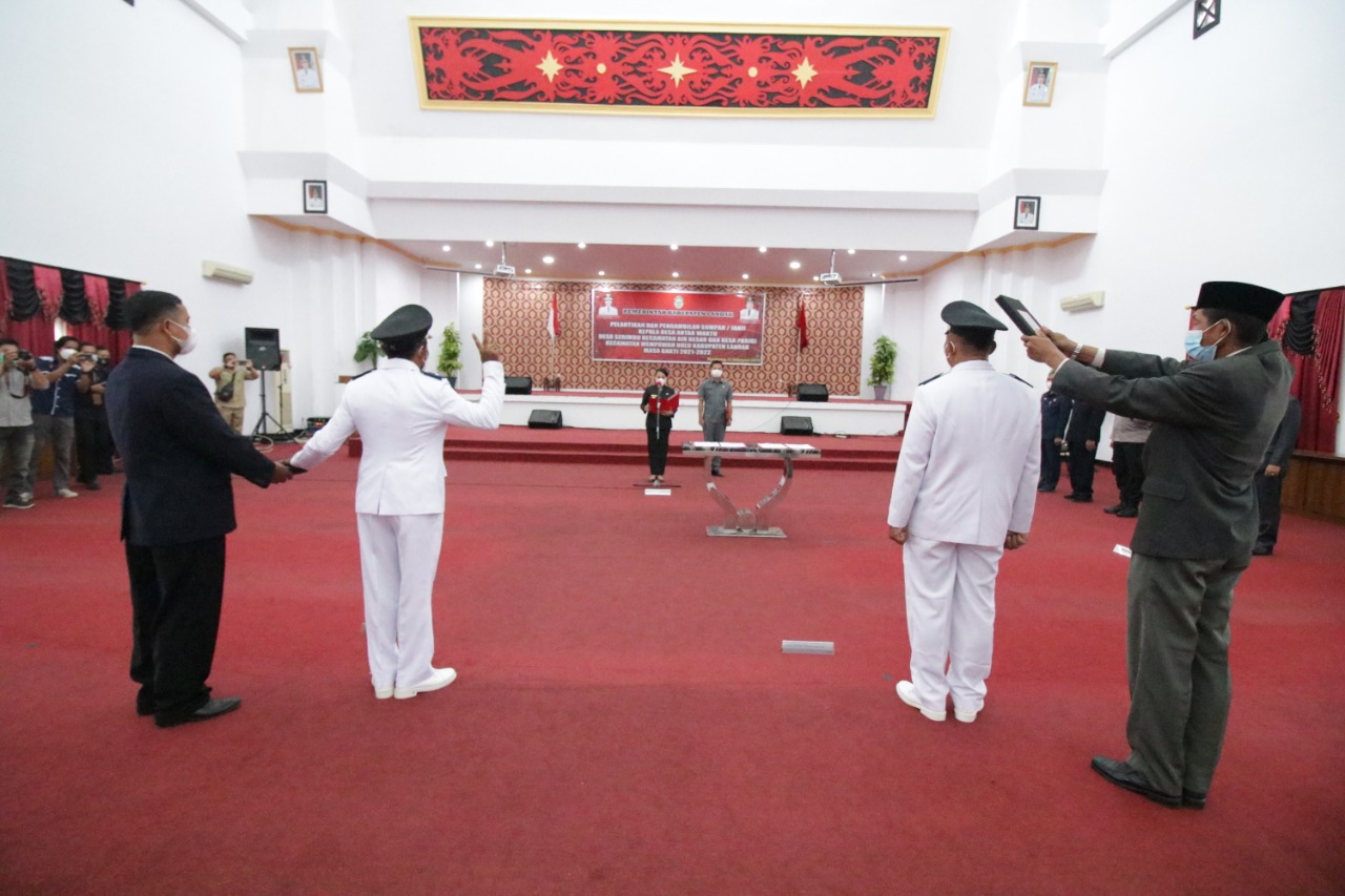 Pelantikan 2 Kades PAW, Bupati Landak Instruksikan Segera Bekerja Sesuai Petunjuk