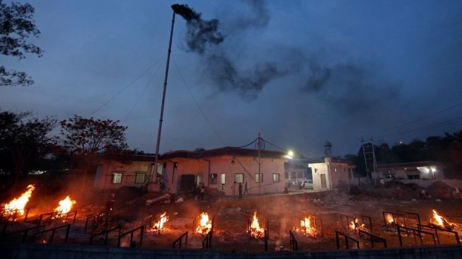 Mayat Bergelimpangan di India dan Lahan Parkir Jadi Tempat Kremasi