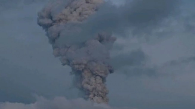 Erupsi Gunung Ibu Semburkan Abu Vulkanik 2.000 Meter