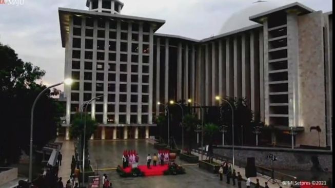 Jokowi Salat Maghrib Berjamaah Usai Resmikan Renovasi Masjid Istiqlal