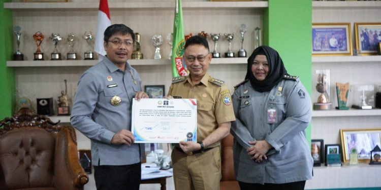 Wali Kota Pontianak Teken Komitmen Harmonisasi Regulasi Bersama DPRD dan Kemenkum