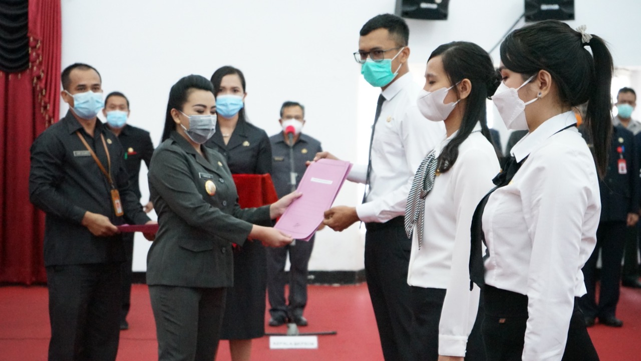 Bupati Karolin Serahkan SK Kepada 206 CPNS Landak