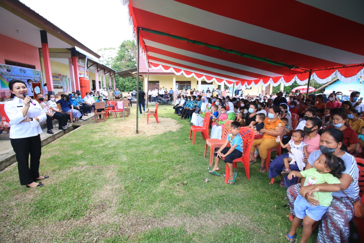 Sosialisasi di Desa Tembawang Bale, Karolin: Cegah Stunting Secara Dini Melalui Kontrol Usia Pernikahan