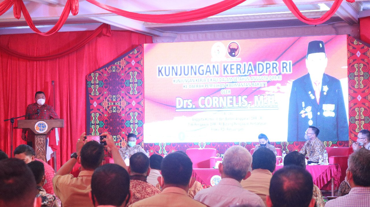 Cornelis Minta Pemdes Bantu Masyarakat Urus PTSL