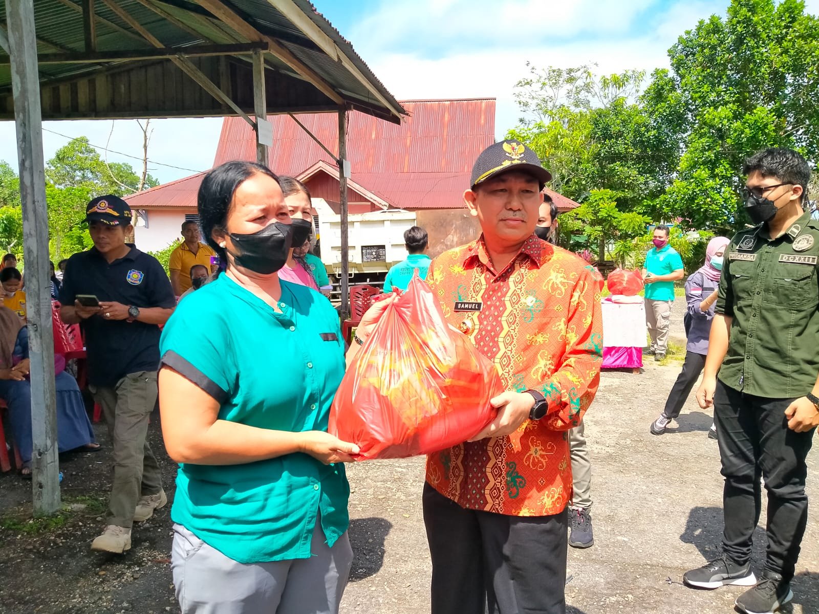 Pemkab Landak Distribusikan Bansos BBM untuk Pedagang di Kecamatan Ngabang