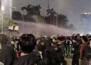 Demo di Sekitar DPR Berujung Ricuh, Polisi Bubarkan Massa dengan Gas Air Mata