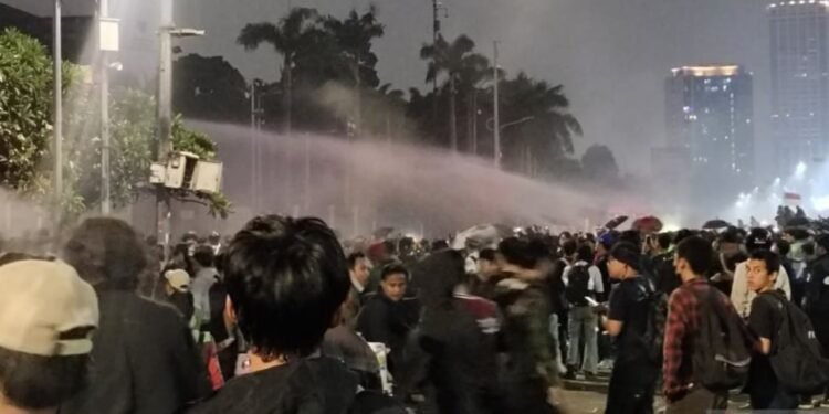 Demo di Sekitar DPR Berujung Ricuh, Polisi Bubarkan Massa dengan Gas Air Mata