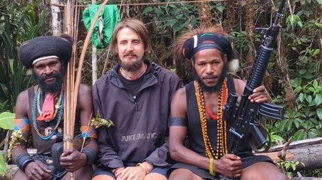 Potret Baru Penampakan Pilot Susi Air Diapit Anggota TPNPB-OPM Bersenjata