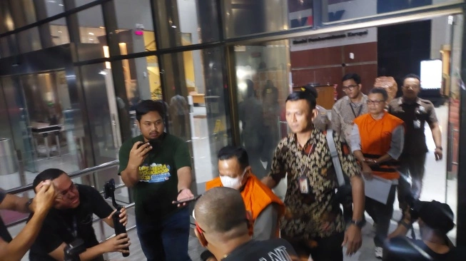 KPK Tahan Bupati Situbondo Karna Suswandi yang Terseret Kasus Korupsi Dana PEN