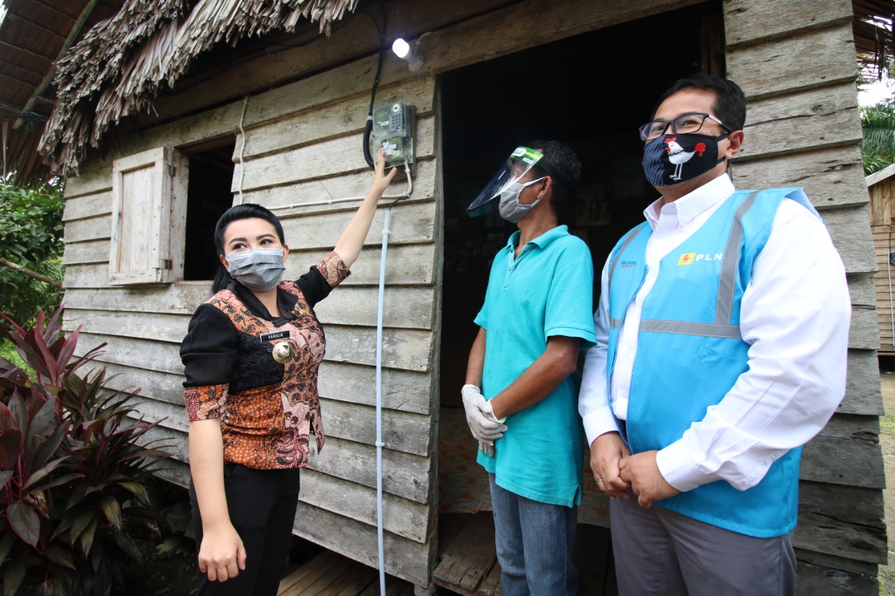 Kabupaten Landak Terima 400 Listrik Gratis Pdari CSR PLN
