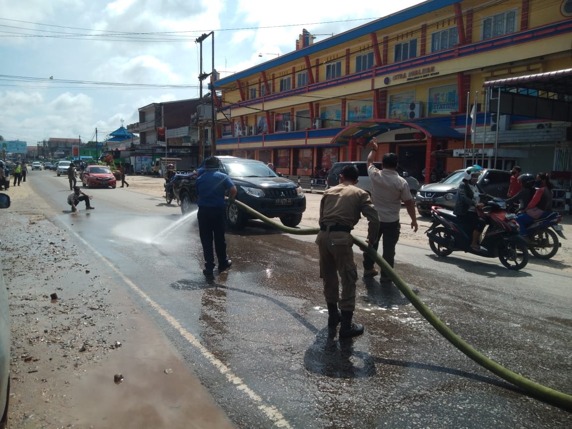 Satpol PP Bersihkan Tumpahan Solar di KM 2 Ngabang