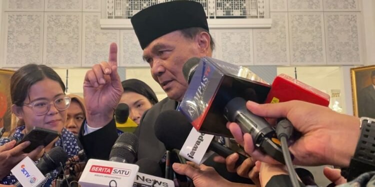 Menko Polkam Djamari Chaniago Minta Masyarakat Tak Telan Mentah Informasi Kebijakan di Media Sosial