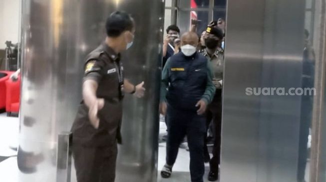 Tiba di KPK Usai Terjaring OTT, Wali Kota Bekasi Rahmat Effendi Bungkam