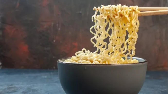 Hindari Makan Mie Instan saat Sahur, Ini Lho Alasannya
