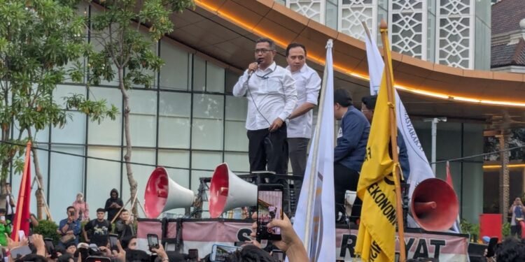 Diteriaki ‘Bohong’ Mahasiswa Trisakti, Stafsus Mensesneg Janji Warga Terdampak Karhutla Berobat Gratis