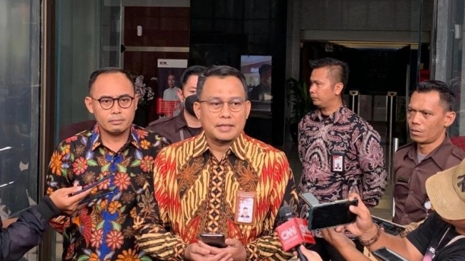 KPK Sita Sejumlah Dokumen Buat Barang Bukti usai Geledah Rumah Aspri Wamenkumham Eddy Hiariej
