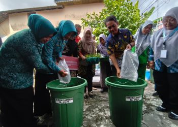 Pemkot Pontianak Salurkan Bantuan Budikdamber untuk Posyandu
