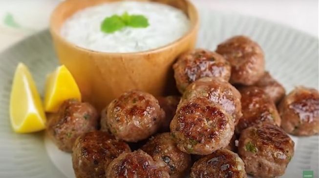 Bakso Daging dengan Saus Cocol Tzatziki Khas Eropa, Enak!