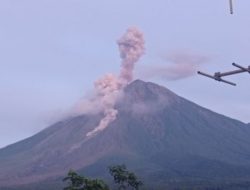 Jelang Idul Fitri 2022 Gunung Semeru Luncurkan Awan Panas